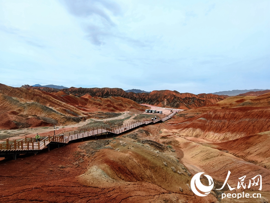  雨后的七彩丹霞，顏色格外艷麗。人民網(wǎng) 黃津曉虎攝