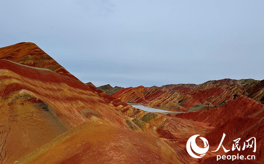 雨后的七彩丹霞，顏色格外艷麗。人民網(wǎng)記者 徐冬兒攝