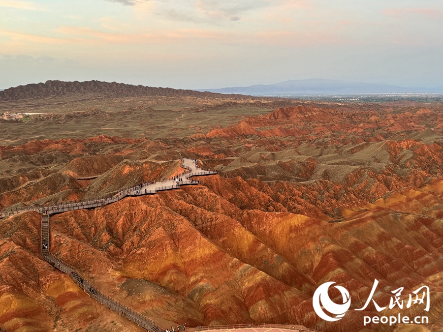 日落時(shí)分，余暉與丹霞交相輝映。人民網(wǎng)記者 徐冬兒攝