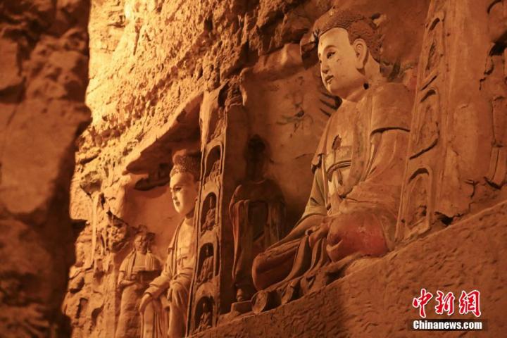 7月15日，甘肅省平?jīng)鍪袥艽h百里石窟長廊中的王母宮石窟造像。百里石窟長廊位于涇川縣境內(nèi)，由512個石窟、5眼窟中石井組成，現(xiàn)存王母宮石窟、鳳凰山石窟、南石窟寺、丈八寺石窟、羅漢洞石窟、太山寺石窟等規(guī)模較大的石窟群，還有數(shù)量眾多的小石窟群。王母宮石窟又名千佛洞，該窟設(shè)計宏大，造像生動，窟內(nèi)擁有造像數(shù)百尊，是較為珍貴的佛教文化歷史遺存。中新社記者 李亞龍 攝</p>
<p>