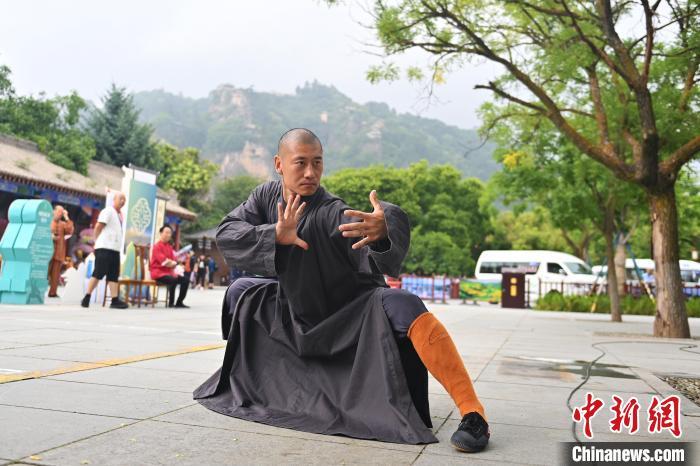 7月14日，甘肅省平?jīng)鍪嗅轻忌骄皡^(qū)內(nèi)，嵩山少林弟子展示武藝。7月13日至14日，“2024年北京體育大學(xué)第十五屆國際武術(shù)比賽交流大會暨首屆崆峒山國際武術(shù)大會”舉行，大會也在崆峒山景區(qū)進(jìn)行問道崆峒、武術(shù)高級研修班、崆峒拜師等系列活動。中新社記者 李亞龍 攝</p>
<p>