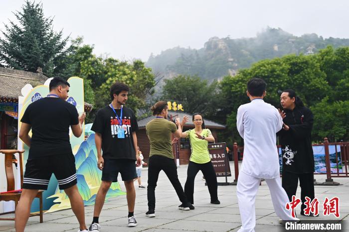 7月14日，甘肅省平?jīng)鍪嗅轻忌骄皡^(qū)內(nèi)，外籍武術(shù)愛好者學(xué)習(xí)崆峒派武術(shù)。7月13日至14日，“2024年北京體育大學(xué)第十五屆國際武術(shù)比賽交流大會暨首屆崆峒山國際武術(shù)大會”舉行，大會也在崆峒山景區(qū)進(jìn)行問道崆峒、武術(shù)高級研修班、崆峒拜師等系列活動。中新社記者 李亞龍 攝</p>
<p>