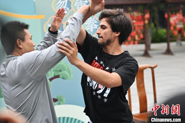7月14日，甘肅省平?jīng)鍪嗅轻忌骄皡^(qū)內(nèi)，外籍武術(shù)愛好者(右)進(jìn)行忽雷太極拳切磋。7月13日至14日，“2024年北京體育大學(xué)第十五屆國際武術(shù)比賽交流大會暨首屆崆峒山國際武術(shù)大會”舉行，大會也在崆峒山景區(qū)進(jìn)行問道崆峒、武術(shù)高級研修班、崆峒拜師等系列活動。中新社記者 李亞龍 攝</p>
<p>