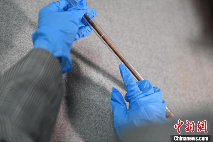 2024年5月7日，拍攝的甘肅省博物館館藏國(guó)寶級(jí)文物“白馬作”毛筆。李亞龍　攝