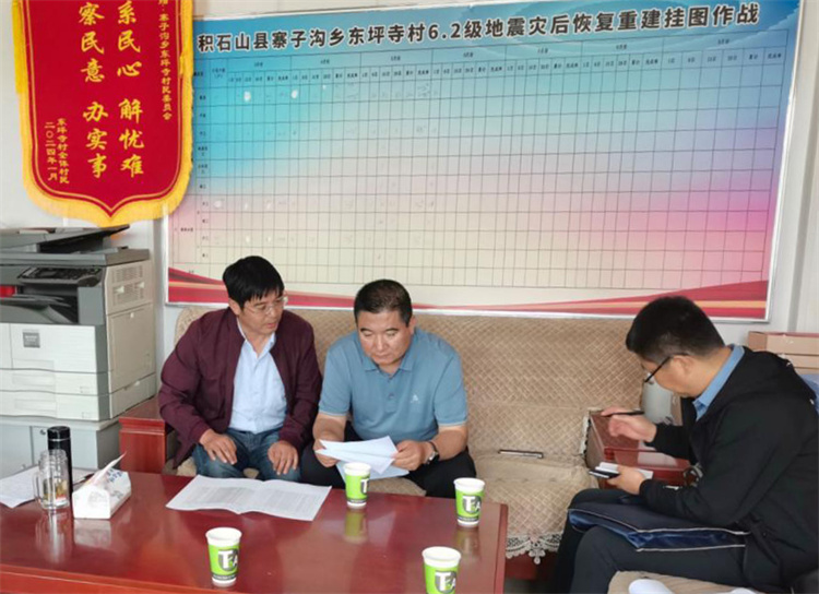 州縣紀(jì)委監(jiān)委機(jī)關(guān)聯(lián)合督查組對(duì)下沉干部 、駐村干部 、包村組長(zhǎng)、村干部 “四級(jí)”干部履職到崗情況，以及工作日志和民情臺(tái)賬、訴求臺(tái)賬進(jìn)行日常監(jiān)督檢查，壓實(shí)工作責(zé)任。.jpg