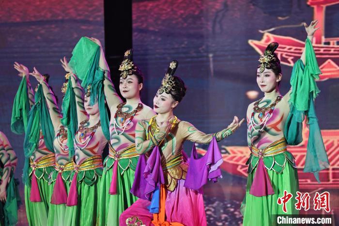 7月19日晚，第五屆黃河之濱文藝展演在蘭州體育文化廣場開幕。圖為開幕式演出敦煌舞蹈。張曦予 攝