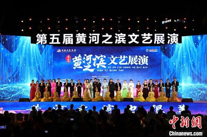 7月19日晚，第五屆黃河之濱文藝展演在蘭州體育文化廣場開幕。張曦予 攝