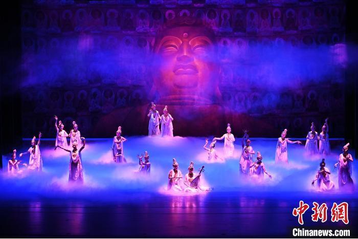 7月18日晚，中國經(jīng)典舞劇《絲路花雨》在甘肅蘭州黃河劇院進(jìn)行演出。中國經(jīng)典舞劇《絲路花雨》迎來45周年，7月17日-8月4日在蘭州開啟為期多天的駐場演出。該舞劇取材于敦煌莫高窟壁畫，集中國霓裳羽衣舞、敦煌舞、印度舞、黑巾舞、波斯馬鈴舞等于一身，自1979年演出至今，該劇先后在40多個國家和地區(qū)演出近4000場，觀眾550多萬人次。中新社記者 李亞龍 攝</p>
<p>