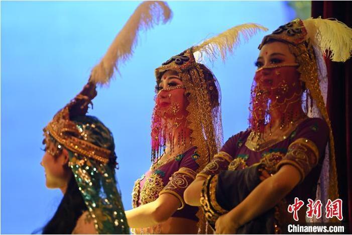 7月18日晚，中國經(jīng)典舞劇《絲路花雨》在甘肅蘭州黃河劇院進(jìn)行演出。中國經(jīng)典舞劇《絲路花雨》迎來45周年，7月17日-8月4日在蘭州開啟為期多天的駐場演出。該舞劇取材于敦煌莫高窟壁畫，集中國霓裳羽衣舞、敦煌舞、印度舞、黑巾舞、波斯馬鈴舞等于一身，自1979年演出至今，該劇先后在40多個國家和地區(qū)演出近4000場，觀眾550多萬人次。中新社記者 李亞龍 攝</p>
<p>