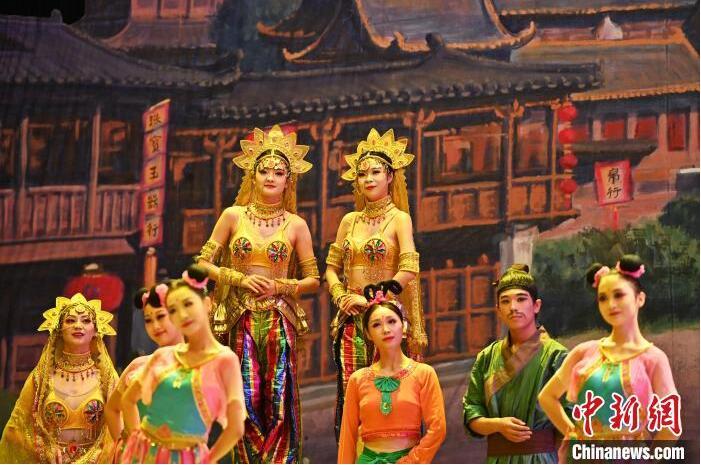 7月18日晚，中國經(jīng)典舞劇《絲路花雨》在甘肅蘭州黃河劇院進(jìn)行演出。中國經(jīng)典舞劇《絲路花雨》迎來45周年，7月17日-8月4日在蘭州開啟為期多天的駐場演出。該舞劇取材于敦煌莫高窟壁畫，集中國霓裳羽衣舞、敦煌舞、印度舞、黑巾舞、波斯馬鈴舞等于一身，自1979年演出至今，該劇先后在40多個國家和地區(qū)演出近4000場，觀眾550多萬人次。中新社記者 李亞龍 攝</p>
<p>