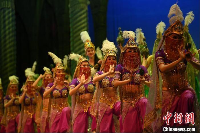 7月18日晚，中國經(jīng)典舞劇《絲路花雨》在甘肅蘭州黃河劇院進(jìn)行演出。中國經(jīng)典舞劇《絲路花雨》迎來45周年，7月17日-8月4日在蘭州開啟為期多天的駐場演出。該舞劇取材于敦煌莫高窟壁畫，集中國霓裳羽衣舞、敦煌舞、印度舞、黑巾舞、波斯馬鈴舞等于一身，自1979年演出至今，該劇先后在40多個國家和地區(qū)演出近4000場，觀眾550多萬人次。中新社記者 李亞龍 攝</p>
<p>
