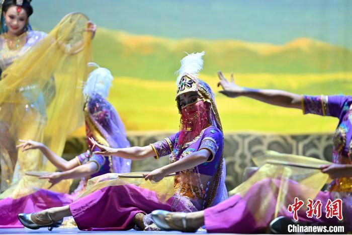 7月18日晚，中國經(jīng)典舞劇《絲路花雨》在甘肅蘭州黃河劇院進(jìn)行演出。中國經(jīng)典舞劇《絲路花雨》迎來45周年，7月17日-8月4日在蘭州開啟為期多天的駐場演出。該舞劇取材于敦煌莫高窟壁畫，集中國霓裳羽衣舞、敦煌舞、印度舞、黑巾舞、波斯馬鈴舞等于一身，自1979年演出至今，該劇先后在40多個國家和地區(qū)演出近4000場，觀眾550多萬人次。中新社記者 李亞龍 攝</p>
<p>