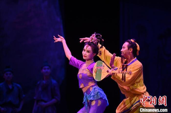 7月18日晚，中國經(jīng)典舞劇《絲路花雨》在甘肅蘭州黃河劇院進(jìn)行演出。中國經(jīng)典舞劇《絲路花雨》迎來45周年，7月17日-8月4日在蘭州開啟為期多天的駐場演出。該舞劇取材于敦煌莫高窟壁畫，集中國霓裳羽衣舞、敦煌舞、印度舞、黑巾舞、波斯馬鈴舞等于一身，自1979年演出至今，該劇先后在40多個國家和地區(qū)演出近4000場，觀眾550多萬人次。中新社記者 李亞龍 攝</p>
<p>