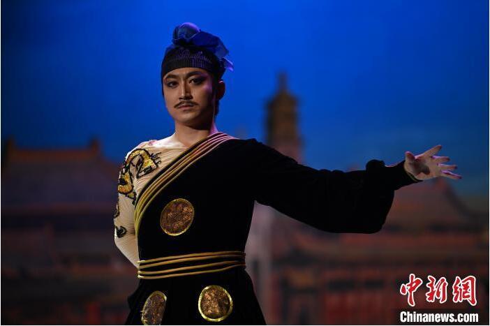 7月18日晚，中國經(jīng)典舞劇《絲路花雨》在甘肅蘭州黃河劇院進(jìn)行演出。中國經(jīng)典舞劇《絲路花雨》迎來45周年，7月17日-8月4日在蘭州開啟為期多天的駐場演出。該舞劇取材于敦煌莫高窟壁畫，集中國霓裳羽衣舞、敦煌舞、印度舞、黑巾舞、波斯馬鈴舞等于一身，自1979年演出至今，該劇先后在40多個國家和地區(qū)演出近4000場，觀眾550多萬人次。中新社記者 李亞龍 攝