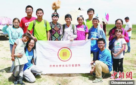 圖為蘭州大學(xué)文化行者團隊走進民族社區(qū)。(資料圖)蘭州大學(xué)供圖