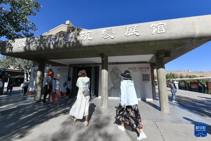 7月22日，游客排隊(duì)進(jìn)入“尋境敦煌——數(shù)字敦煌沉浸展”場(chǎng)館。新華社記者 郎兵兵 攝</p>
<p>