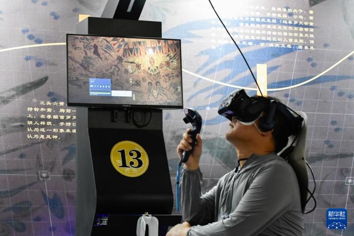 7月22日，游客借助VR設(shè)備沉浸式游覽莫高窟第285窟虛擬場(chǎng)景。新華社記者 郎兵兵 攝