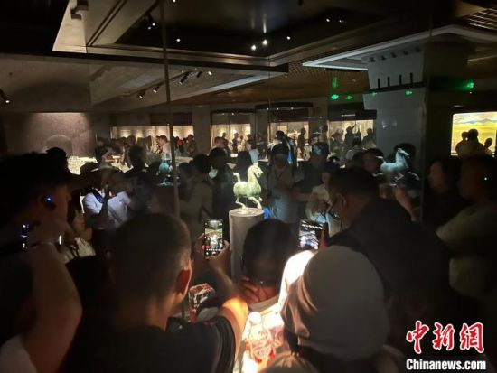 8月17日至23日，“濃濃民族情 兩岸一家親”臺灣同胞參訪團(tuán)甘肅行交流活動在甘肅展開。圖為臺胞參觀甘肅省博物館。中新社記者 閆姣 攝