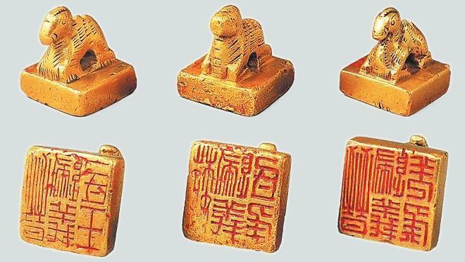 從左至右依次為“晉歸義羌侯”金印、“晉歸義氐王”金印、“魏歸義氐侯”金印