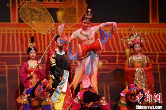 2023年第六屆敦煌文博會(huì)期間，系列演藝上演。(資料圖)李亞龍 攝