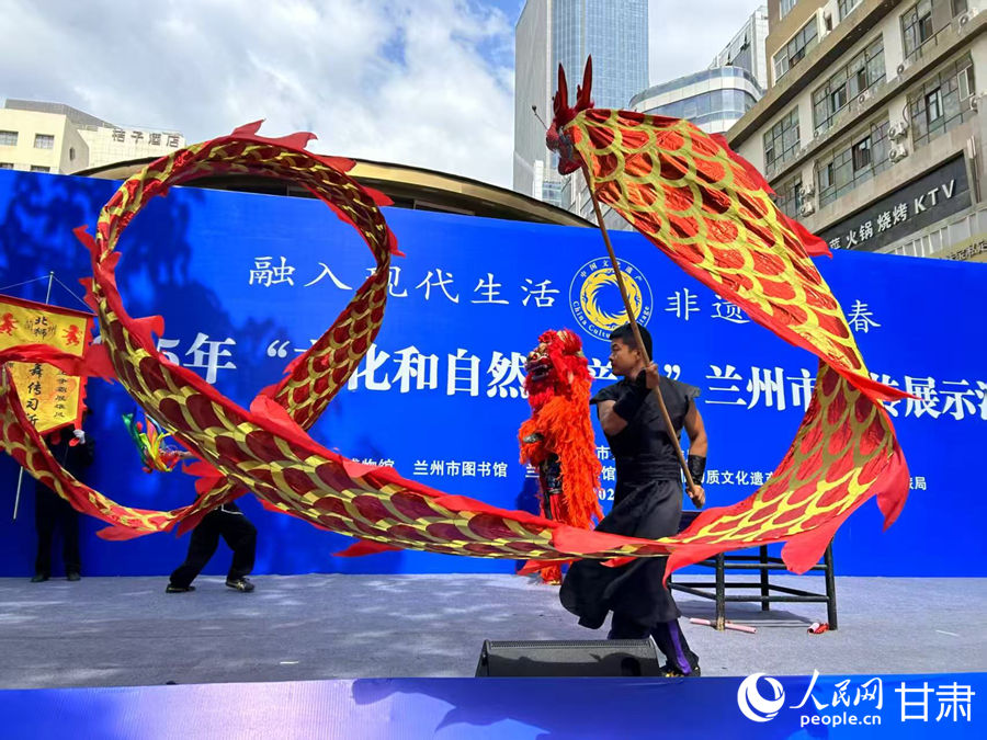 柴宗峰在2025年“文化和自然遺產(chǎn)日”蘭州市非遺宣傳展示活動中表演舞獅。人民網(wǎng)記者 焦隆攝